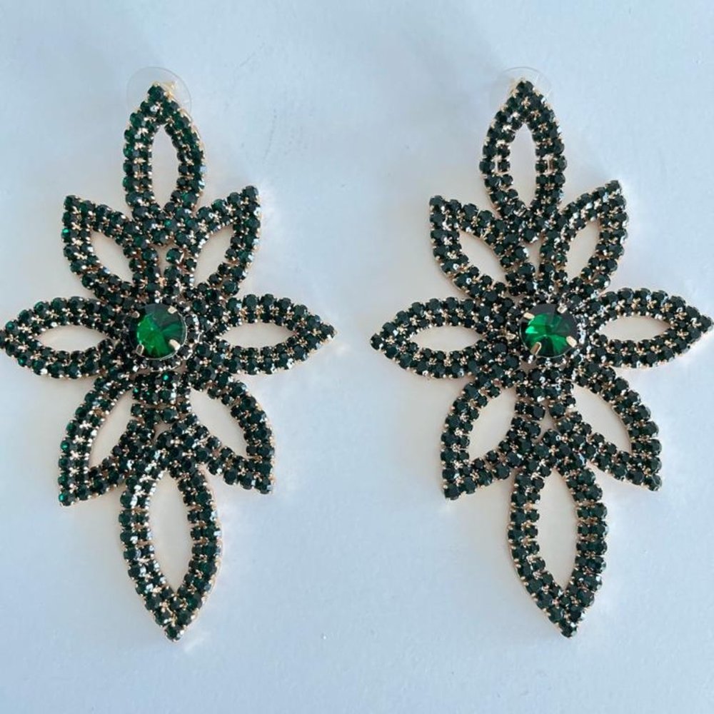 Women’s Green Emerald Colored Snowflake Earrings